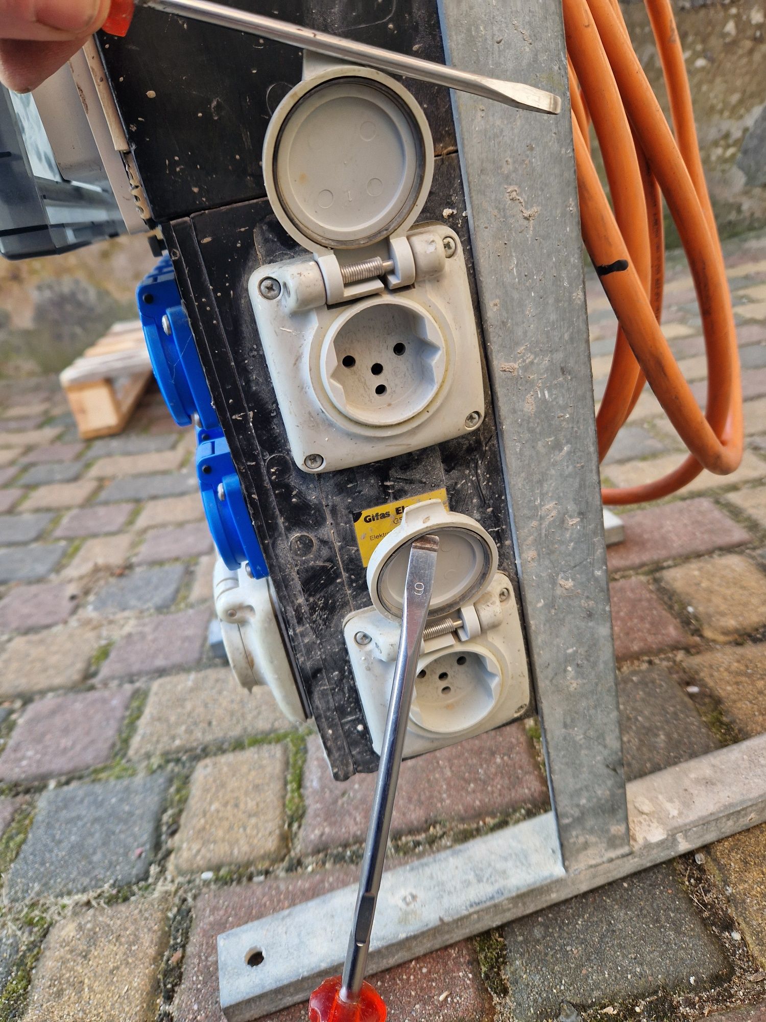 Rozdzielnia budowlana GIFAS - 230V / 400V,  18 gniazd, 2 różnicówki