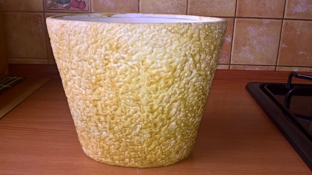 Piękna doniczka ceramiczna (wysokość: 16 cm)