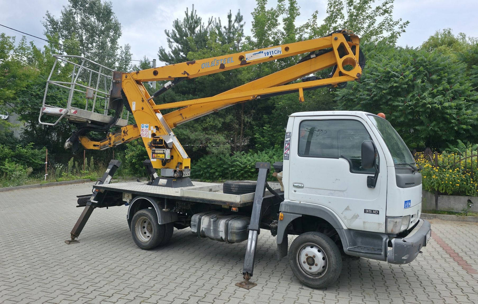 Podnośnik koszowy Nissan Cabstar 2005