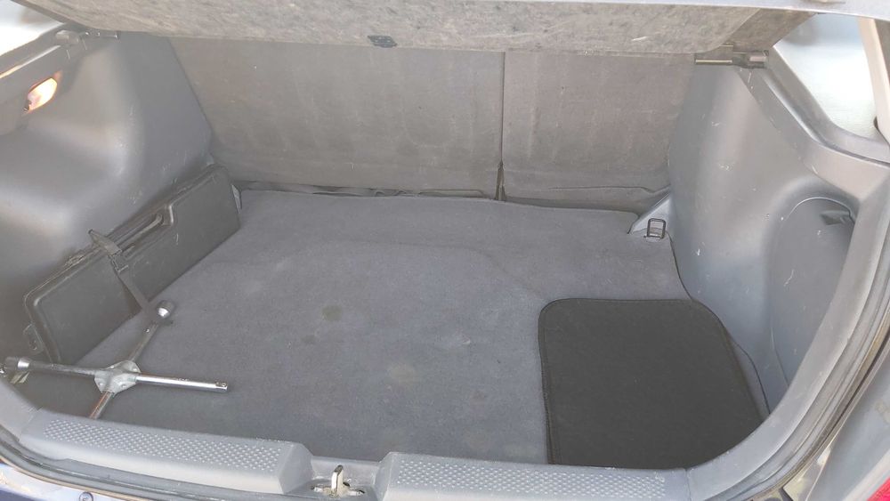 Carro a gasolina Mazda 323 F