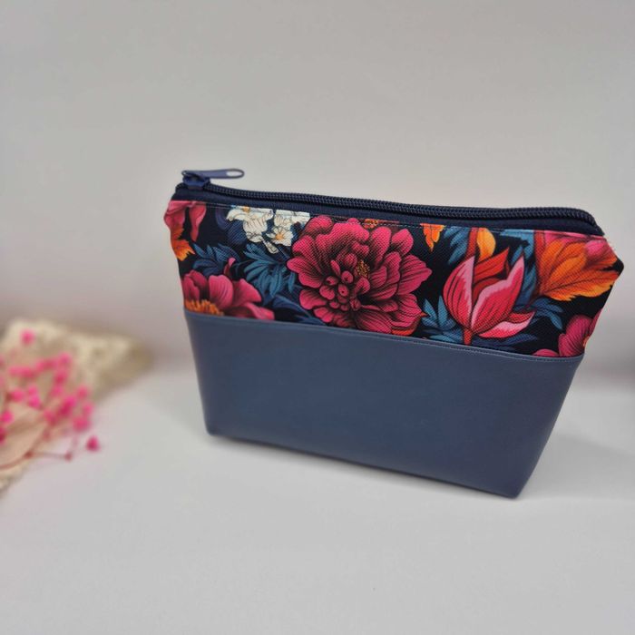 mała kosmetyczka z kwiatami