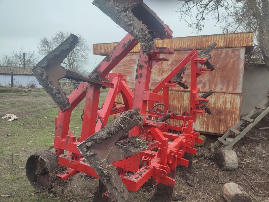 Продам оборотный плуг 5+1 и глубокорыхлитель плоскорез АКШ 5.6