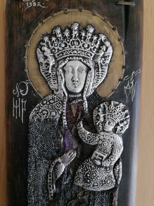 Matka Boska z Dzieciątkiem na drewnie, ręcznie zdobiona.