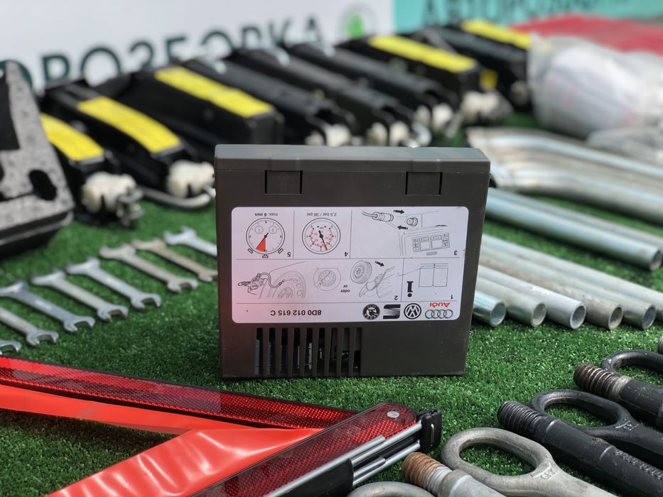 аварийный знак домкрат балонный ключ буксировочный крюк passat b6