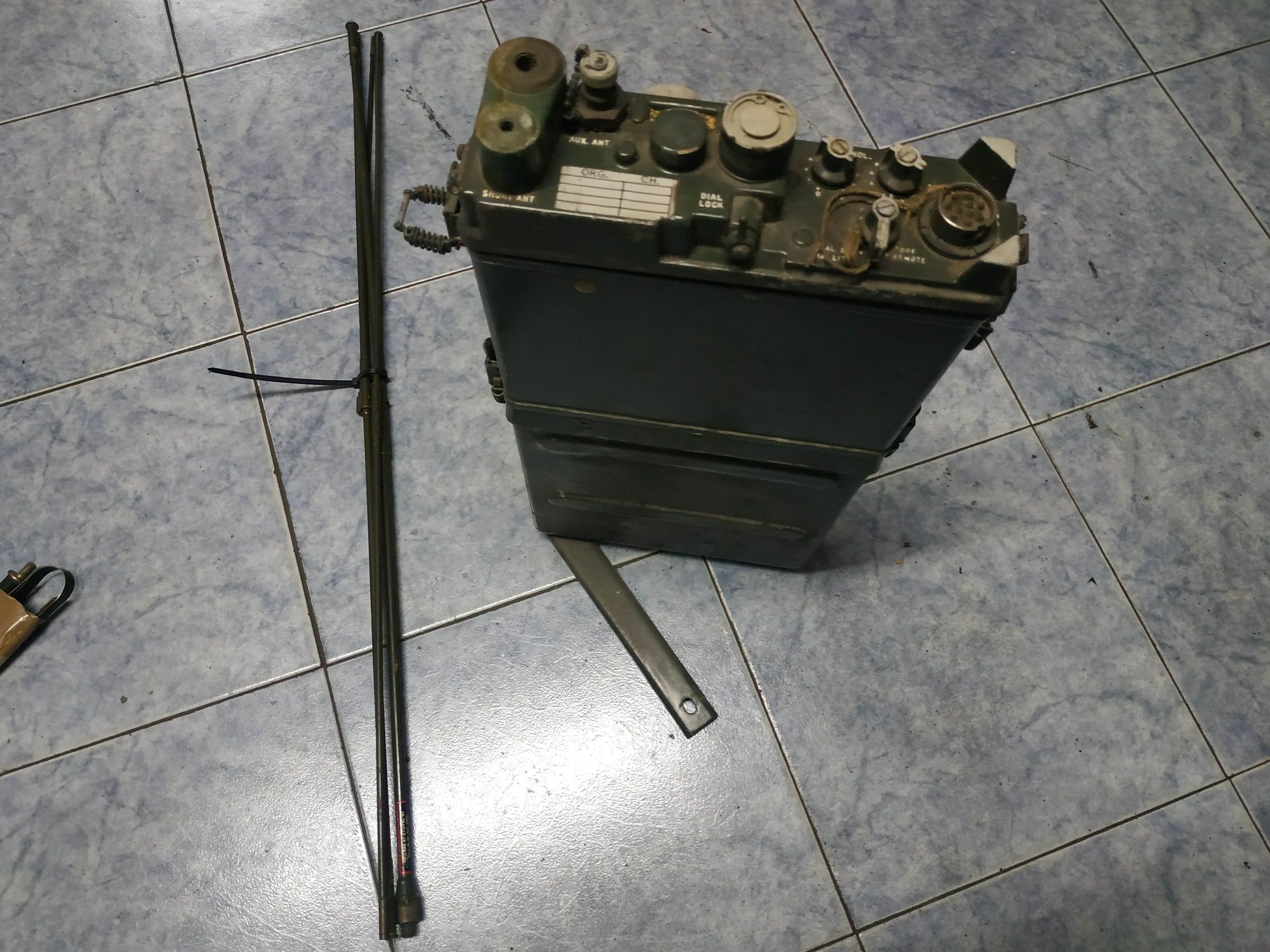 Rádio militar antigo