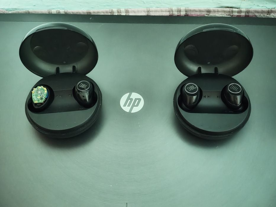 JBL Free — 2 кейси, 4 навушники (на запчастини)