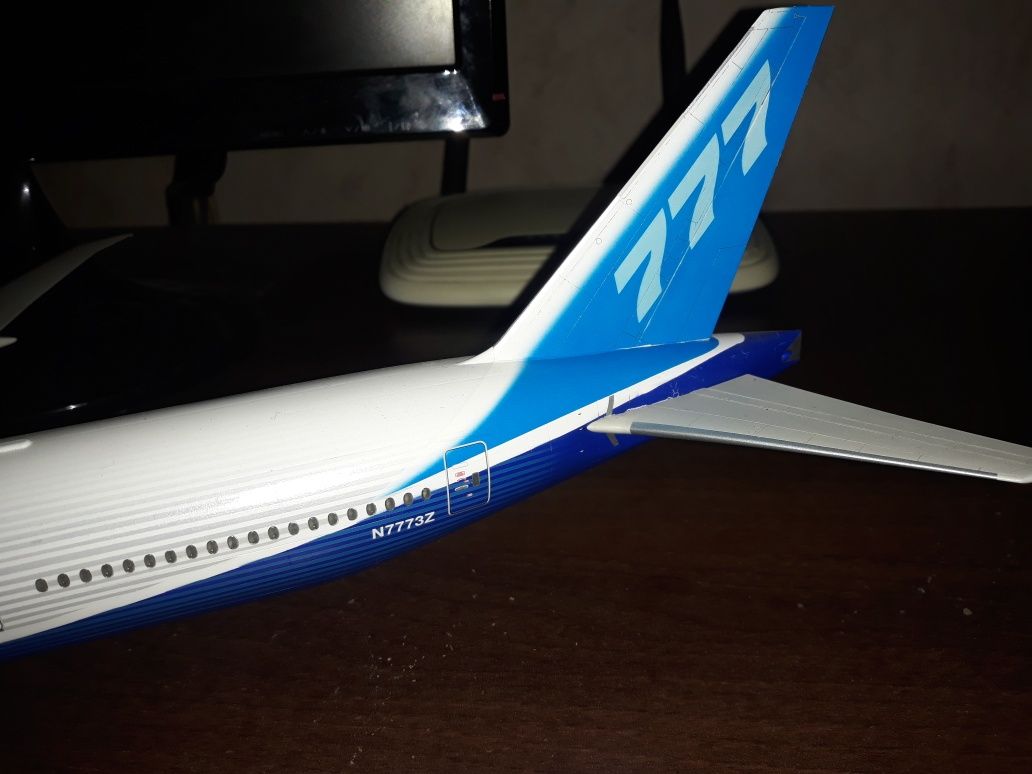 Модель самолёта Боинг (Boeing) 777-300 в 1:144 мамштабе