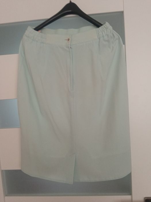 Elegancki, letni, cienki, jasny damski kostium na lato