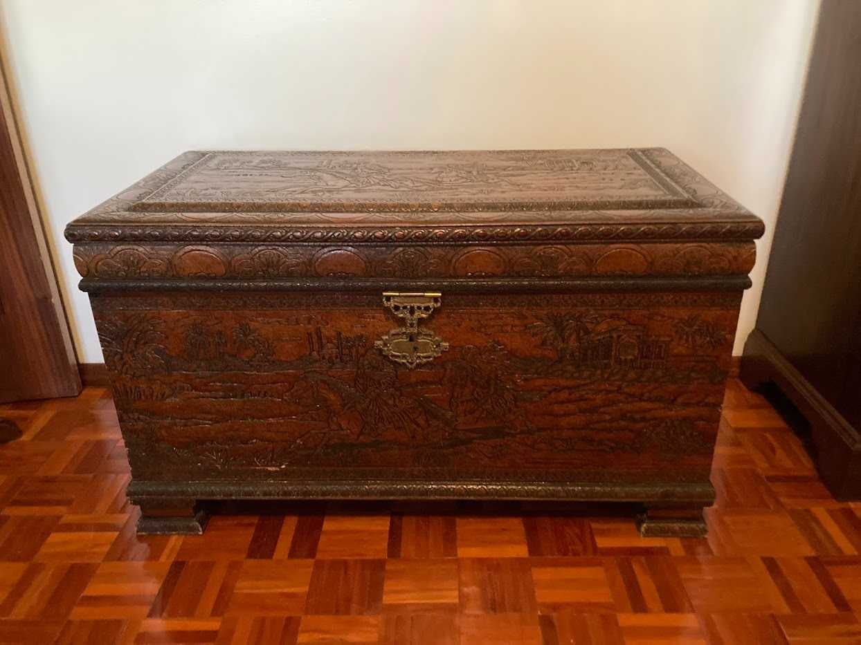 Arca de madeira trabalhada