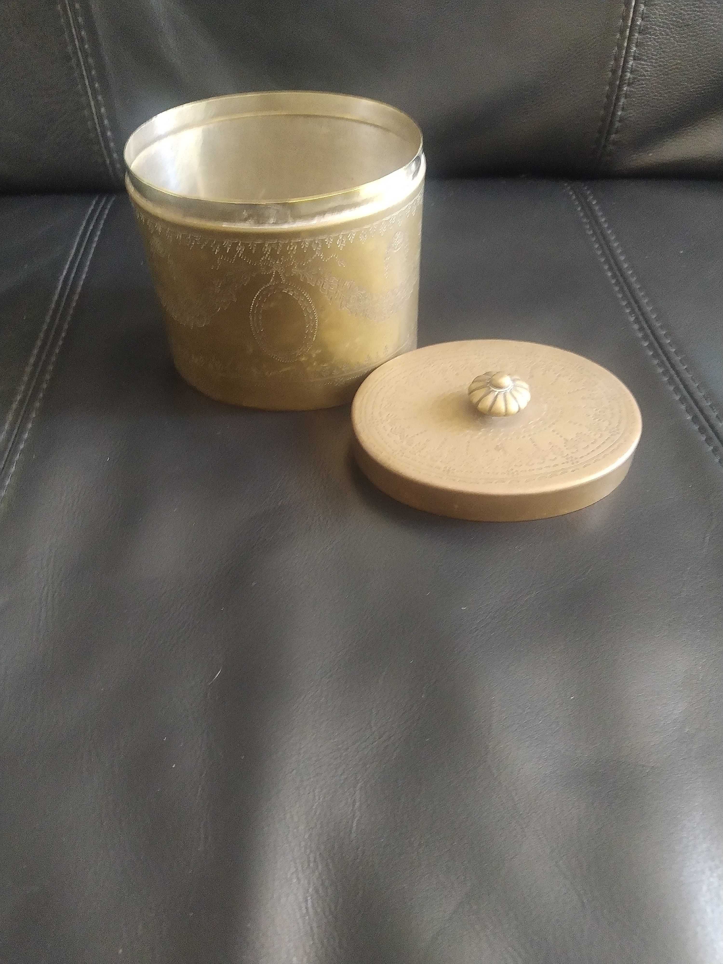Antiga lata de chá, em latão dourado, com relevos