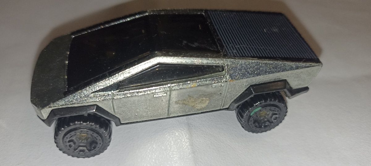 Model samochodu elektryczneg od hot wheels o Tesla cybertruck