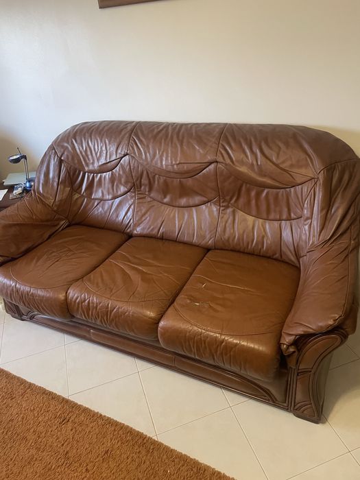 Dois Sofas em pele para sala de estar.