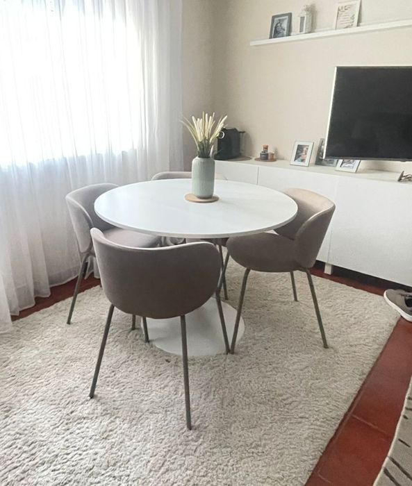 Mesa IKEA + jogo de cadeiras