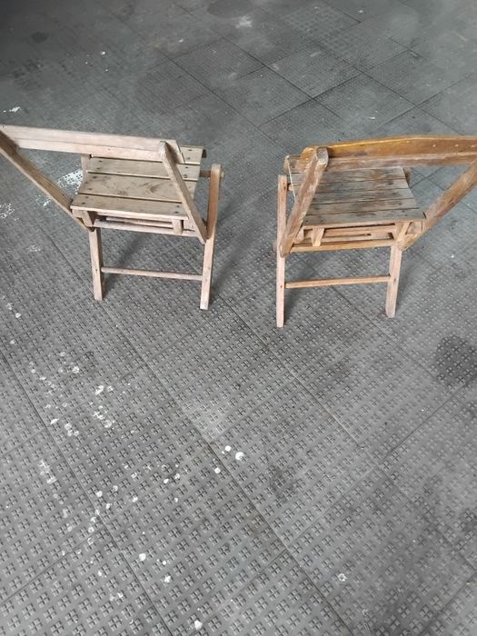 Duas cadeiras antigas