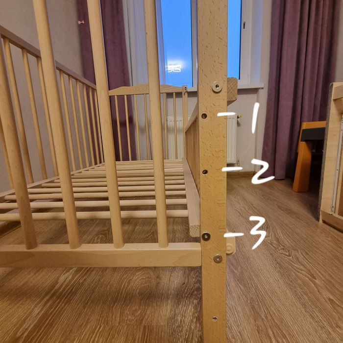 Кроватка детская в отличном состоянии .маятник+ящик+матрац кокосовый.