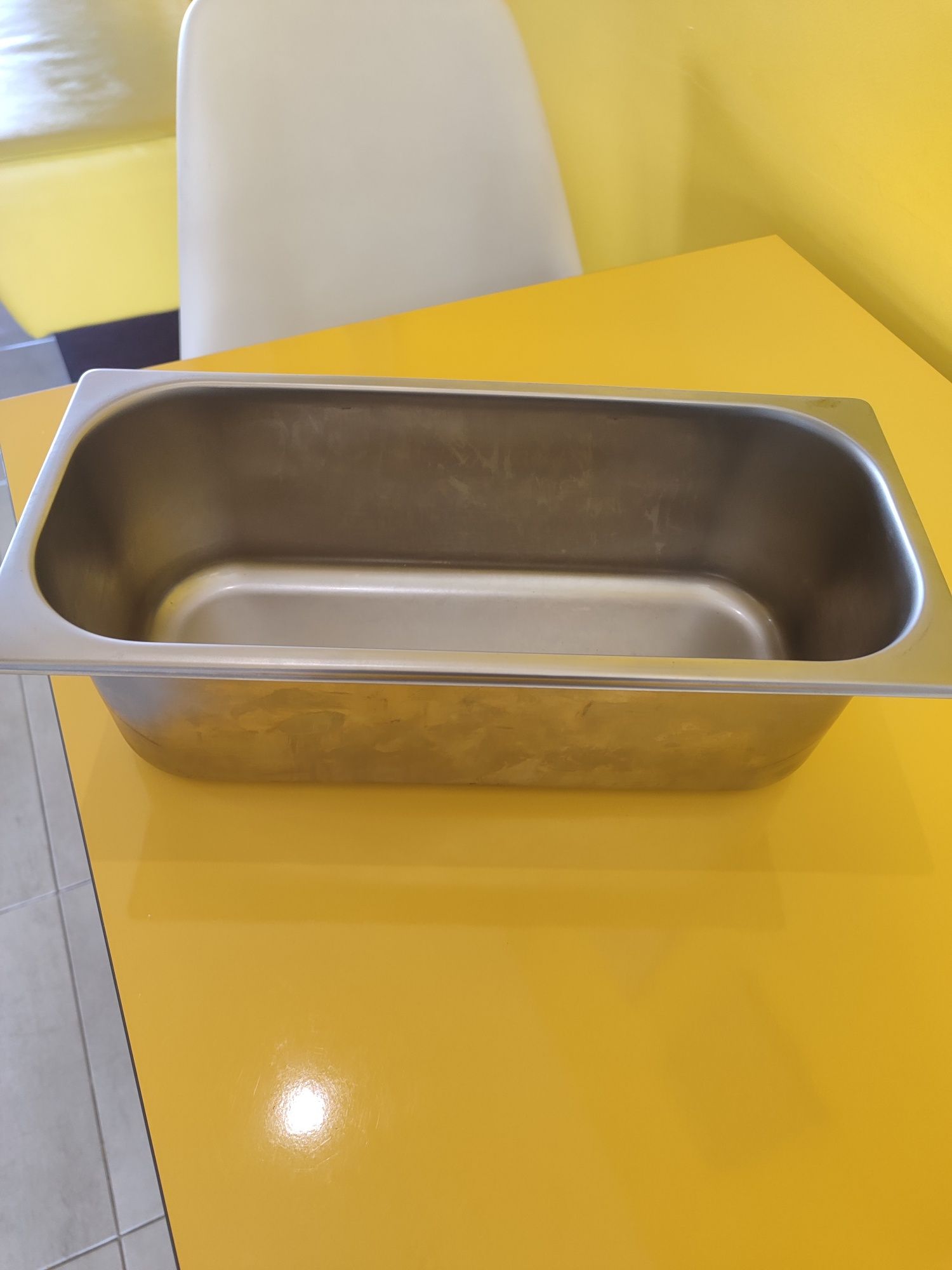 Contentor em inox para gelados.