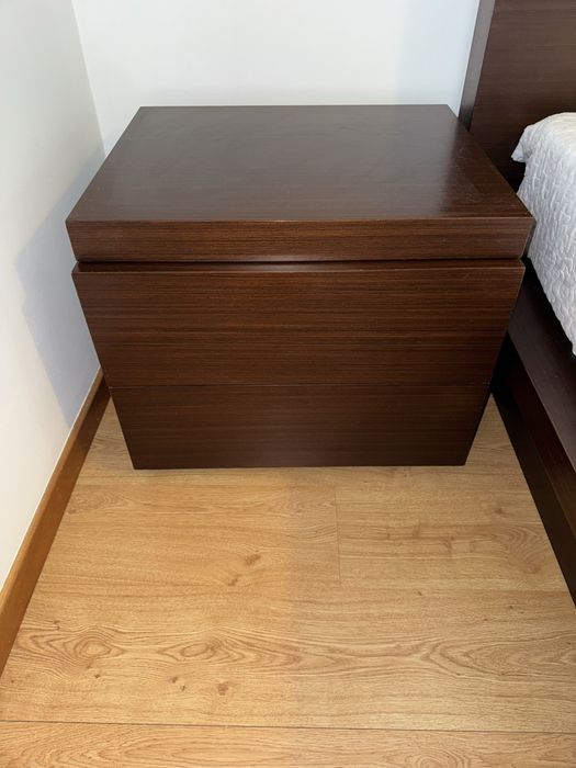 Cama casal madeira macica com arrumos + 2 mesas cabeceira