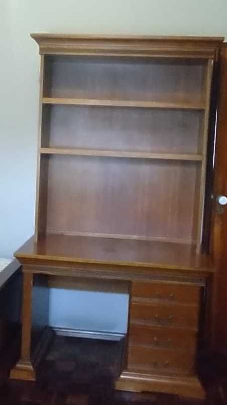 Vendo DUAS secretárias de madeira maçiça