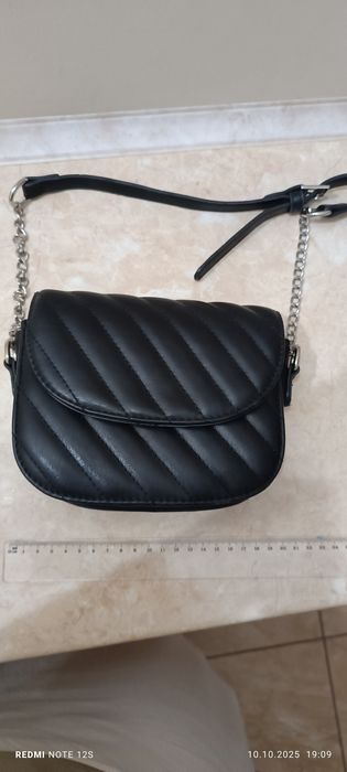 Mała czarna torebka firmy Reserved