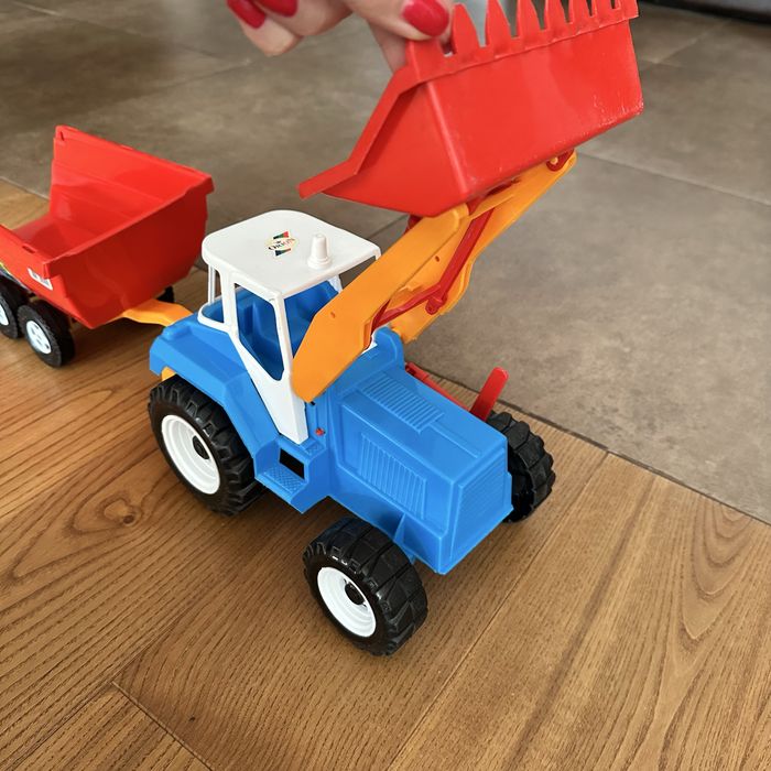 Великий трактор з ковшем та причепом