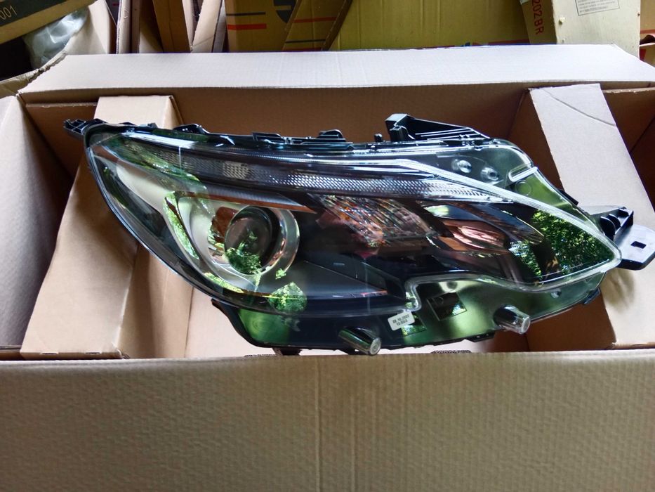 PEUGEOT 2008 LIFT lampa przednia nowy orginał LED