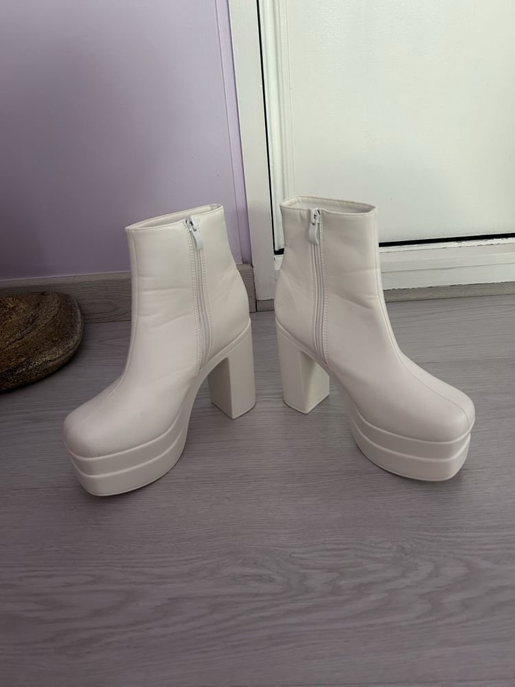Botas brancas com tacão 38!