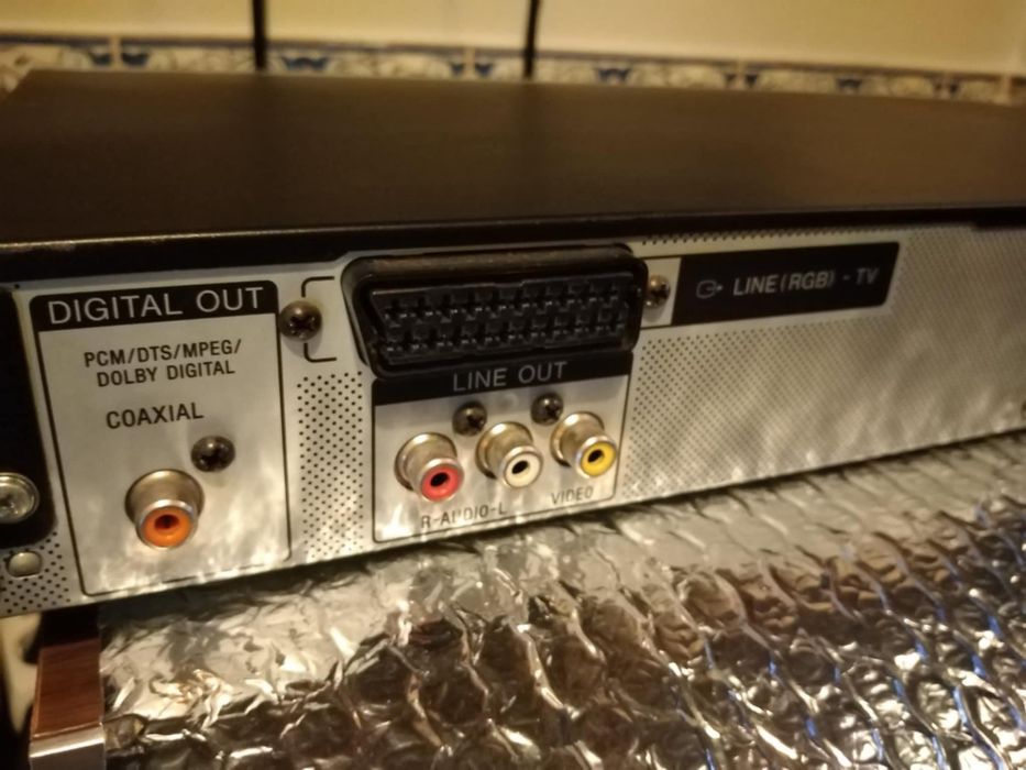 Leitor de DVD's e cds Sony com comando