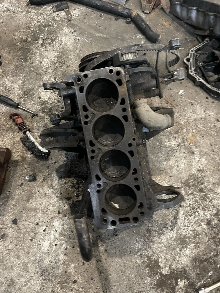 Блок низ двигуна Opel Omega A 2.0 C20NE