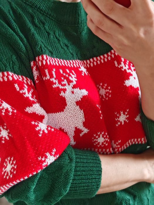 Zielony sweterek z czerwonym paskiem ze sniezynkami