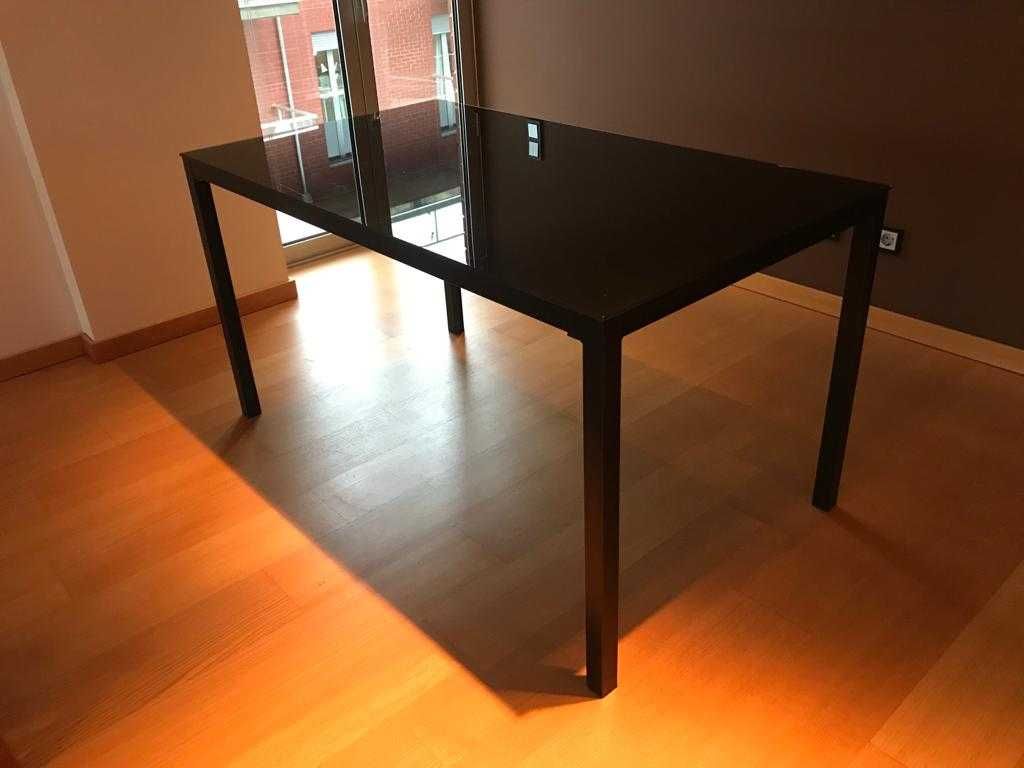 Mesa preta em aço com tampo vidrado