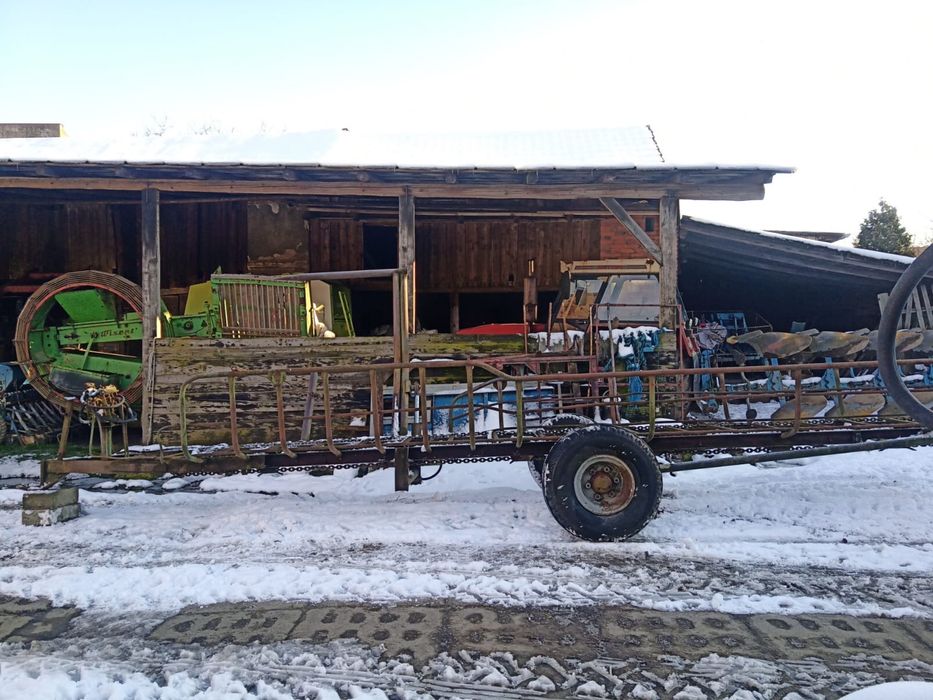 Przyczepa samozaładowcza do słomy