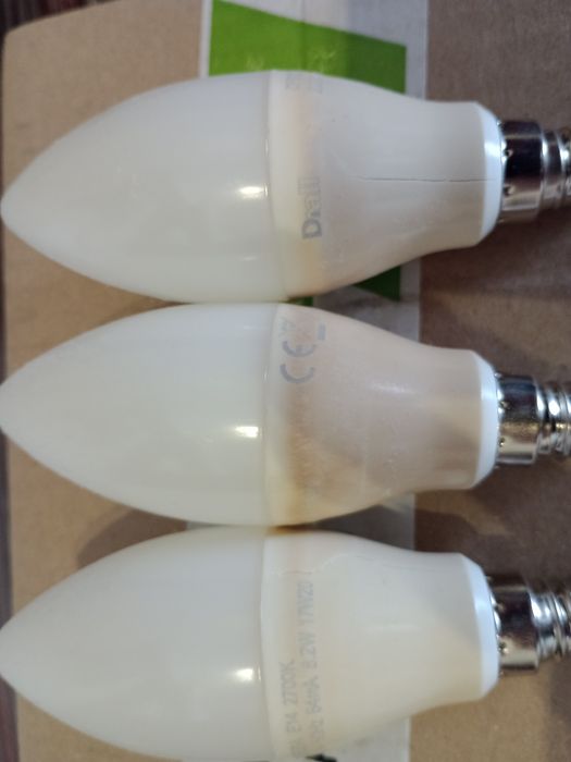 3 żarówki LED Diall E14 barwa ciepła 2700k, 8,2W. komplet 1,5zł.