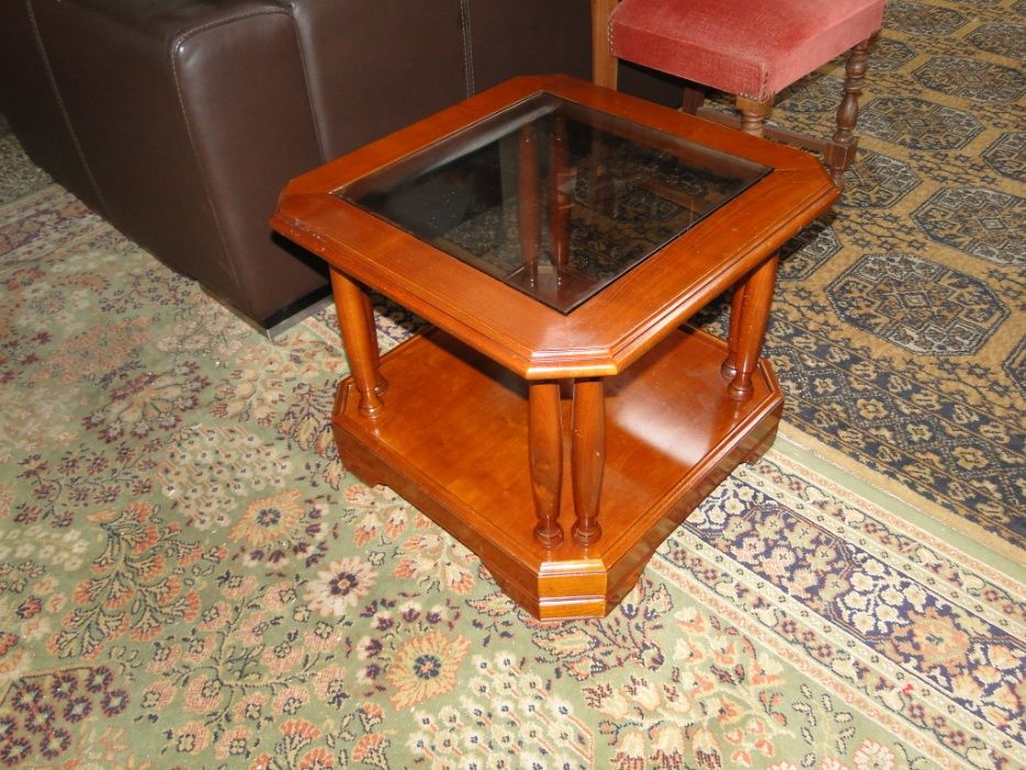 Mesa de centro em madeira com dois tampos em vidro - Bom estado geral