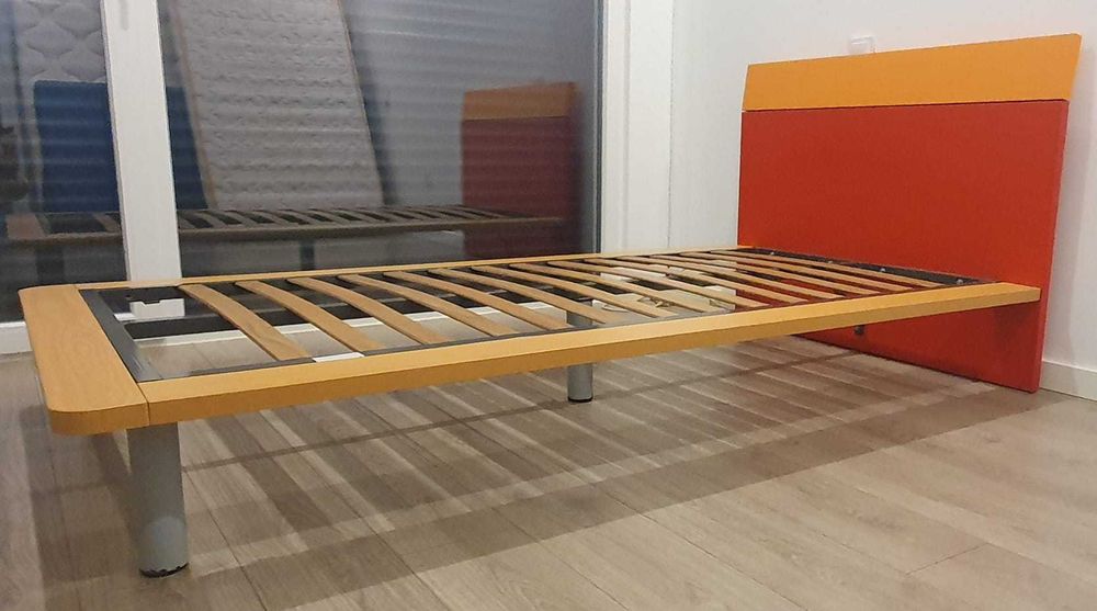 Cama juvenil + colchão + mesa de cabeçeira