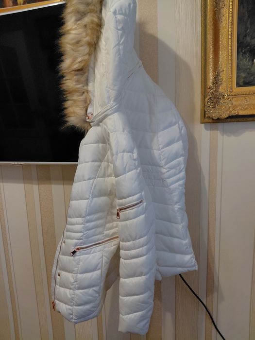 Продам женскую белую куртку