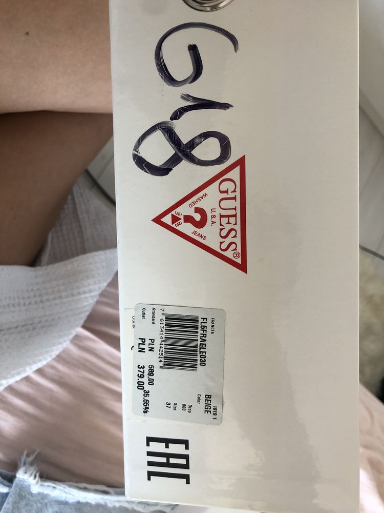 Buty na koturnie Guess