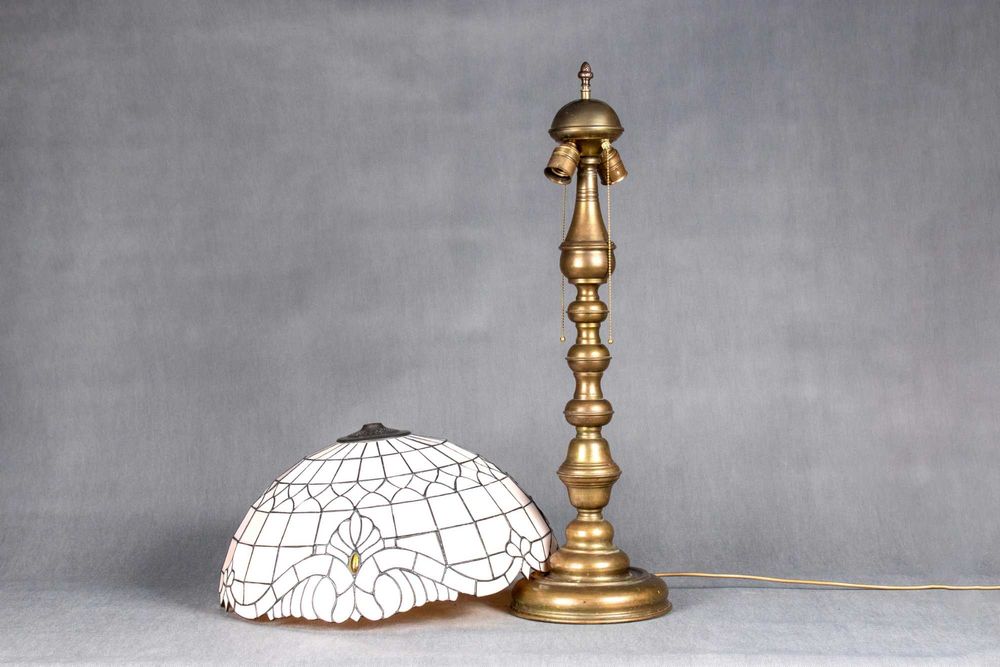 Stara mosiężna lampa gabinetowa z kloszem witrażowym