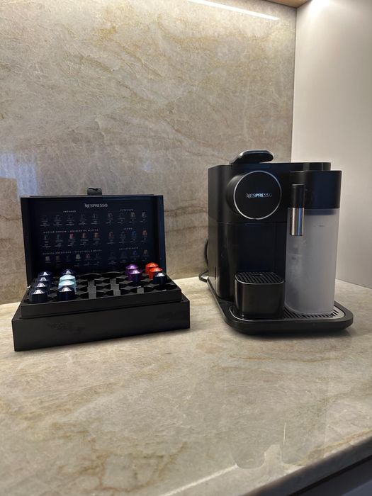 Máquina de Café Nespresso com Depósito de Leite – Excelente Estado