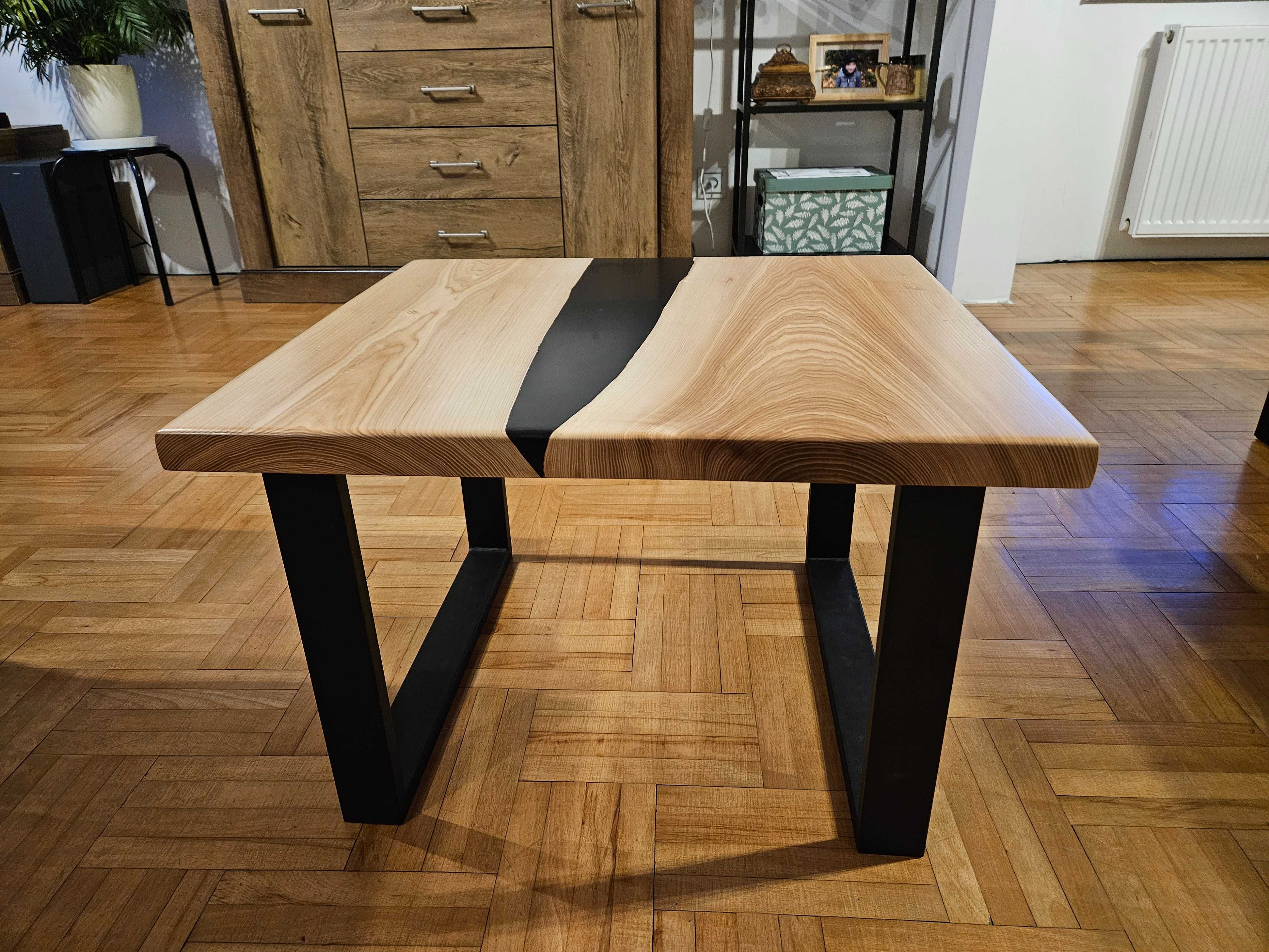 drewniany stolik z żywicą epoksydową
