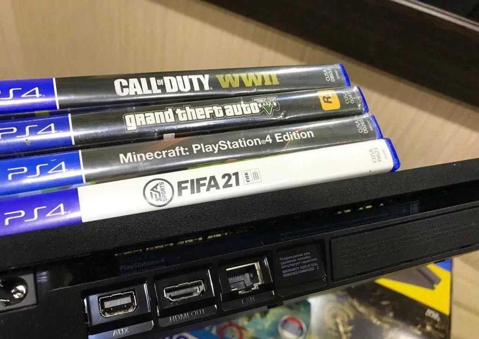 Стан Новий Sony PS4 Slim 1000 GB + 4 Гри на Диску