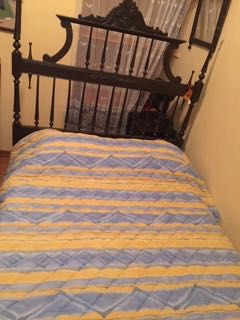 Armário, cómoda com espelho e cama de casal com mesa (vintage)