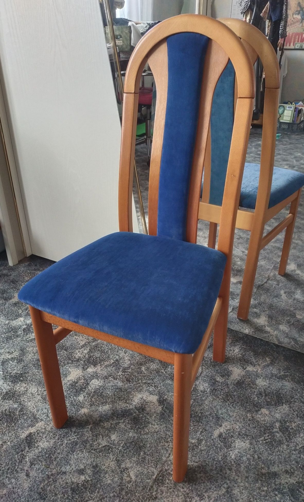 12 krzeseł tapicerowanych + stół drewniany