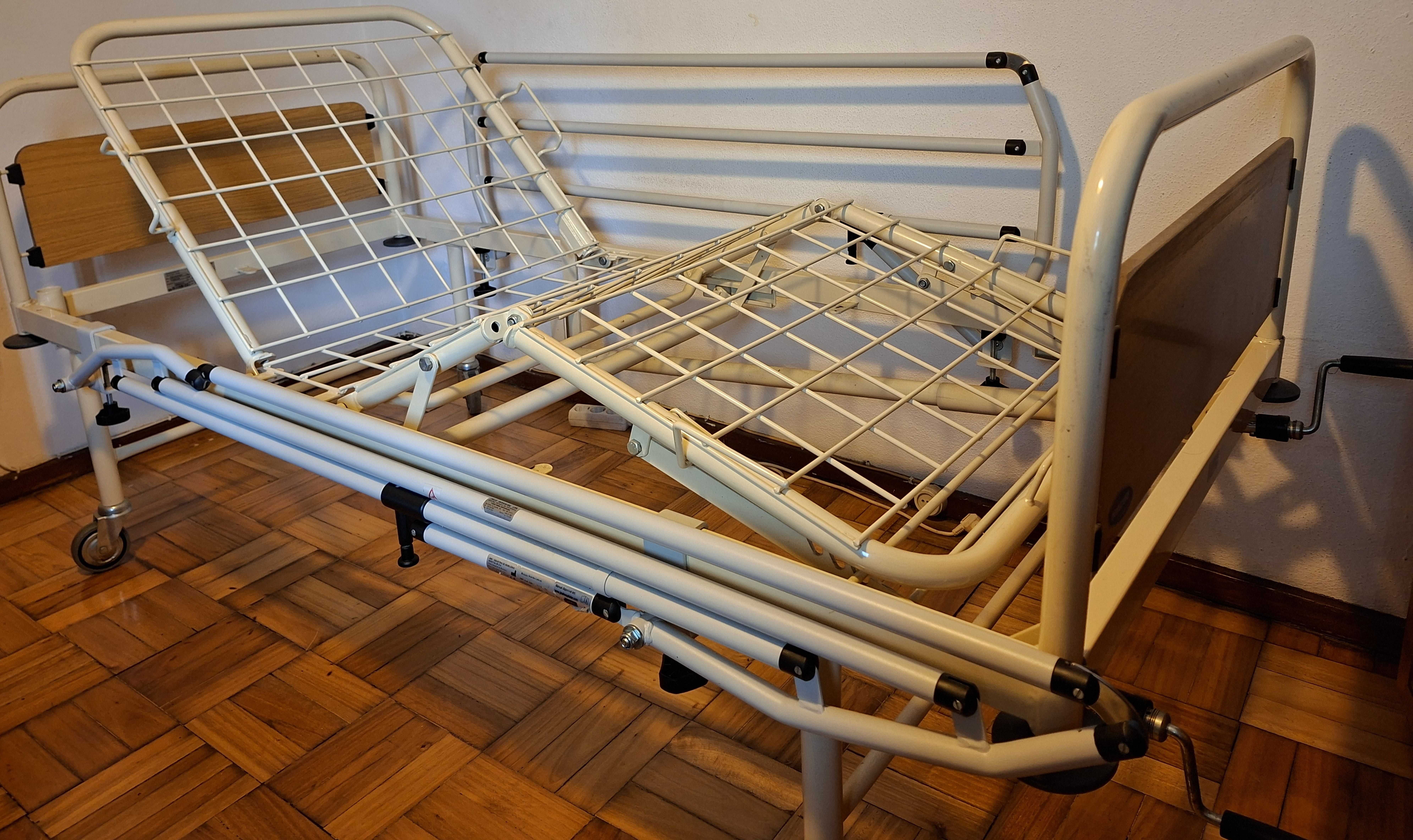 Cama articulada manual com grades rebatíveis (Invacare)