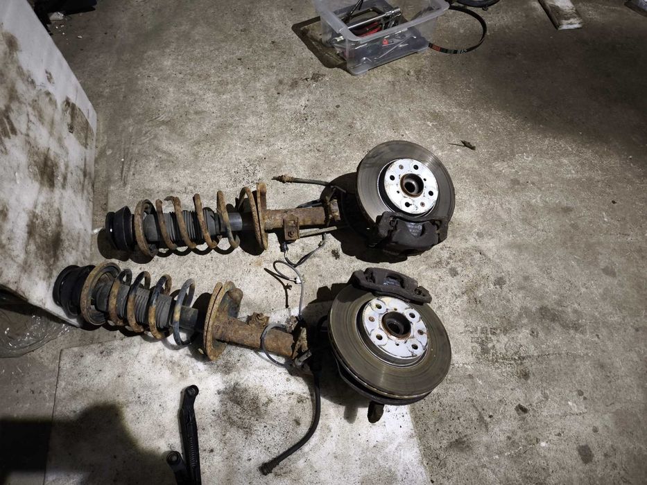 ZWROTNICA MCPHERSON PIASTA prawa lewa zacisk  Suzuki Swift MK6 1.3