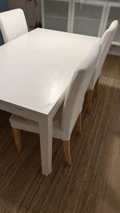 Mesa extensível IKEA + 4 cadeiras com capas brancas (140 → 180 cm)