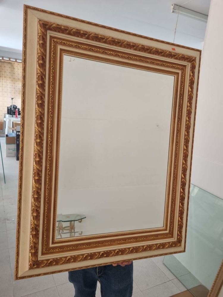 Espelho com moldura