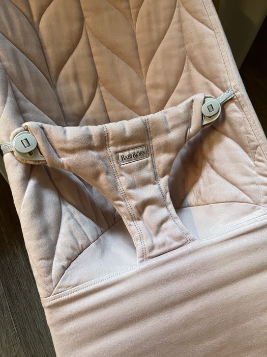 BabyBjorn baby bjorn bujaczek lezaczek rozowy dusty pink