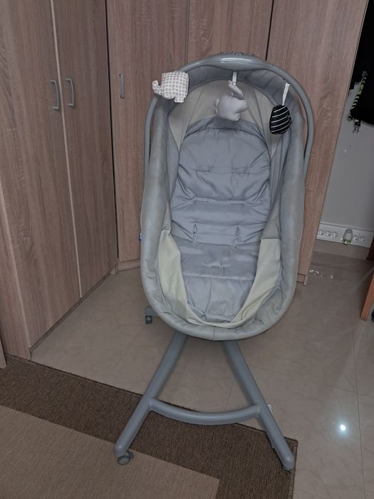 Baby Hug 4 em 1 está equipado com um arco eletrónico de brinquedos