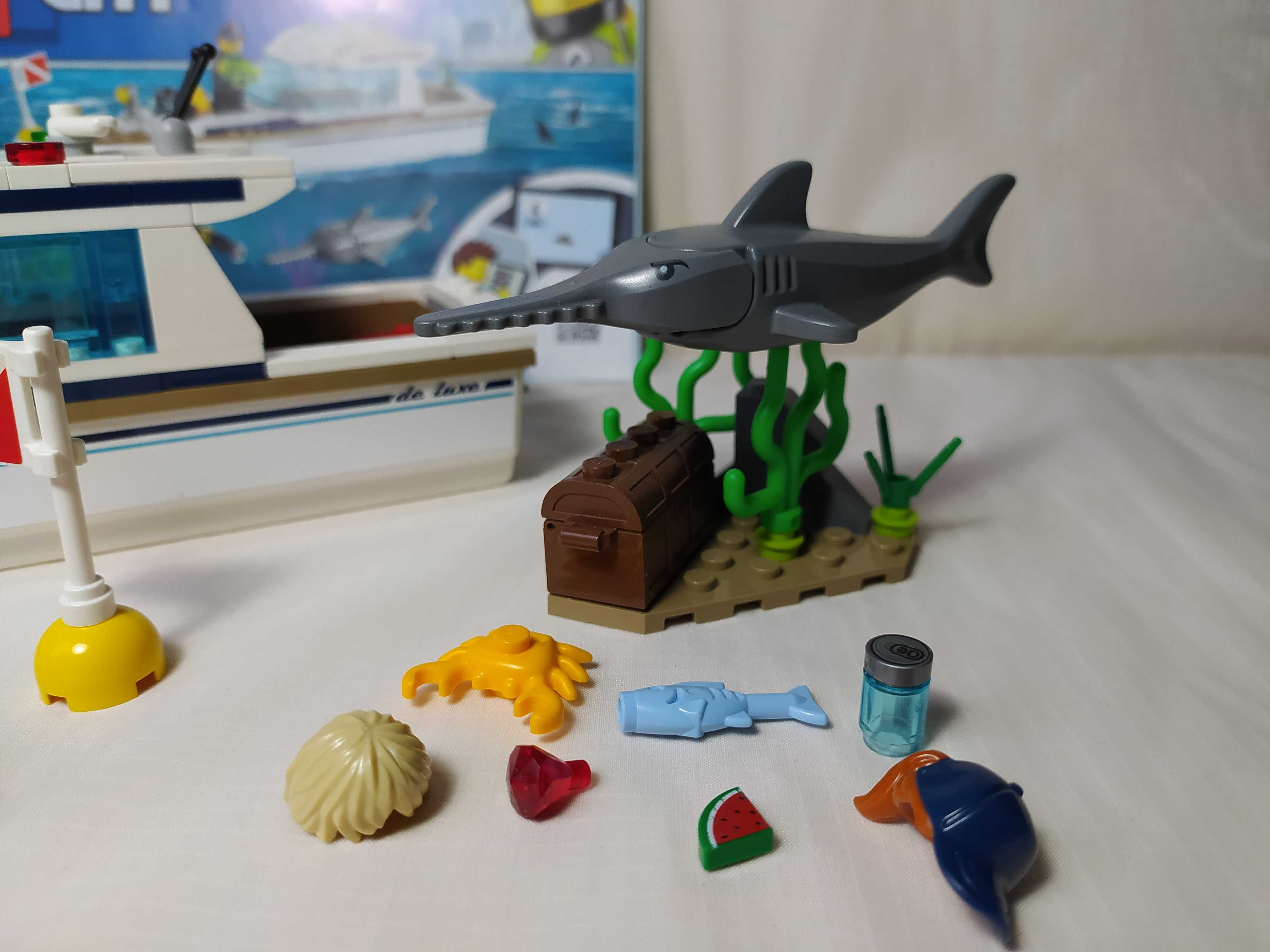 Oryginalny i kompletny zestaw Lego City 60221 Jacht Płetwonurków