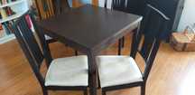 Mesa e quatro cadeiras de sala